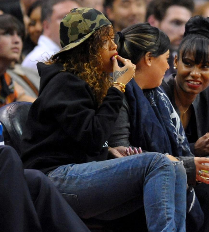 Standesgemäß wird dazu Popcorn genascht. Rihanna ist im Grunde halt eben auch nur ein Mensch!
