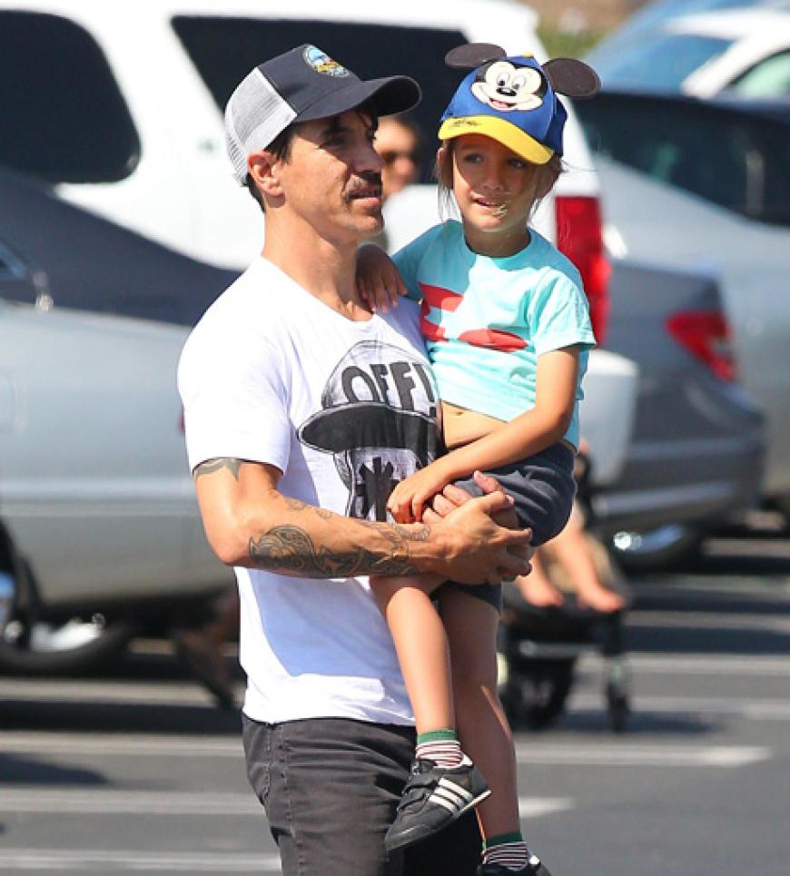 Männer-Ausflug: Red Hot Chili Peppers-Frontmann Anthony Kiedes nahm seinen vierjährigen Sohn Everly Bear mit zum Farmer's Market nach Malibu