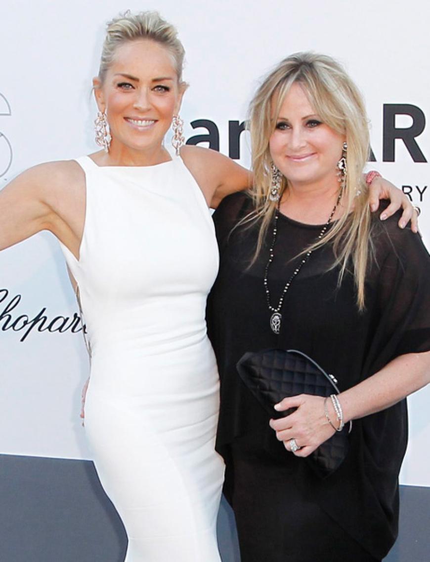 Wie Pech und Schwefel halten Hollywood-Star Sharon Stone und ihre Schwester Kelly zusammen. Die Stylisten begleitet den Hollywood-Star sogar auf Events, wie hier zu den Filmfestspielen in Cannes 2013. Die beiden haben übrigens auch noch zwei Brüder