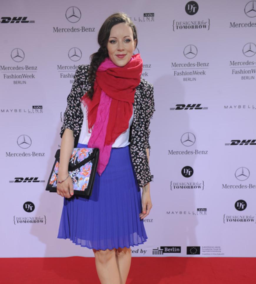 Jasmin Wagner besuchte die Blacky Dress Show am Freitag und überraschte uns in einer süßen Sommer-Kombi aus Faltenrock, Blumen-Tasche und Neon-Schal