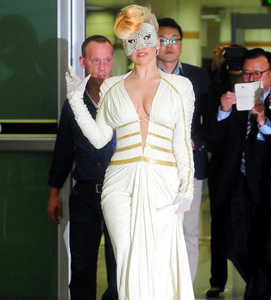 Lady GaGa kommt am Flughafen in Seoul an (20.04.2012). Sie reist nicht in Jogginghose, sondern ganz GaGa-like in einem extravaganten Kostüm
