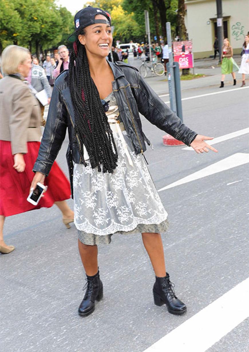 Mit im Schlepptau hatte Noah Becker übrigens seine aktuelle Freundin Larissa 'Lary' Herden. Die zeigte sich in der rockingen Dirndl-Version. Cool!
