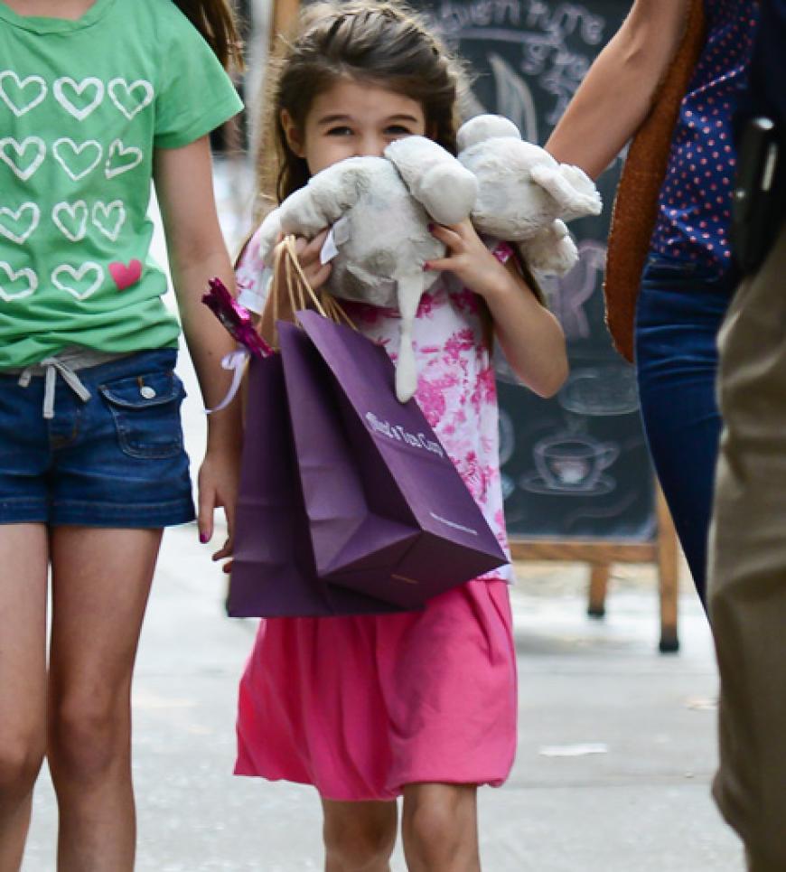 Der Schutz vor dem Blitzlicht: Suri nutzt ihre Kuscheltiere, um sich vor den Paparazzi zu verstecken
