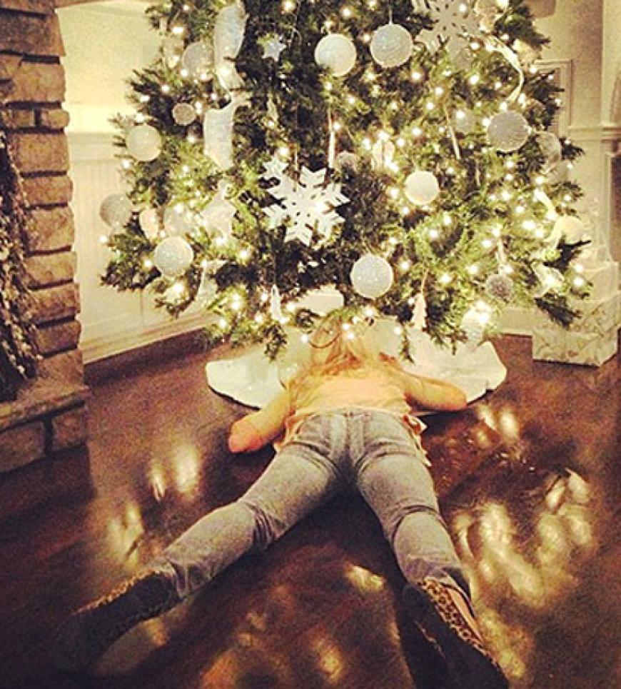 Nanu? US-Schauspierlin Julianne Hough liegt dem Weihnachtsbaum zu Füßen