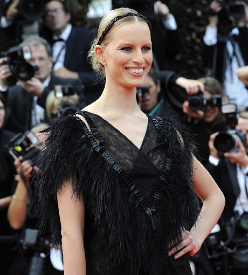 Karolina Kurkova kam in einem Federgewand. Vielleicht in Anlehnung an den Erfolgsfilm