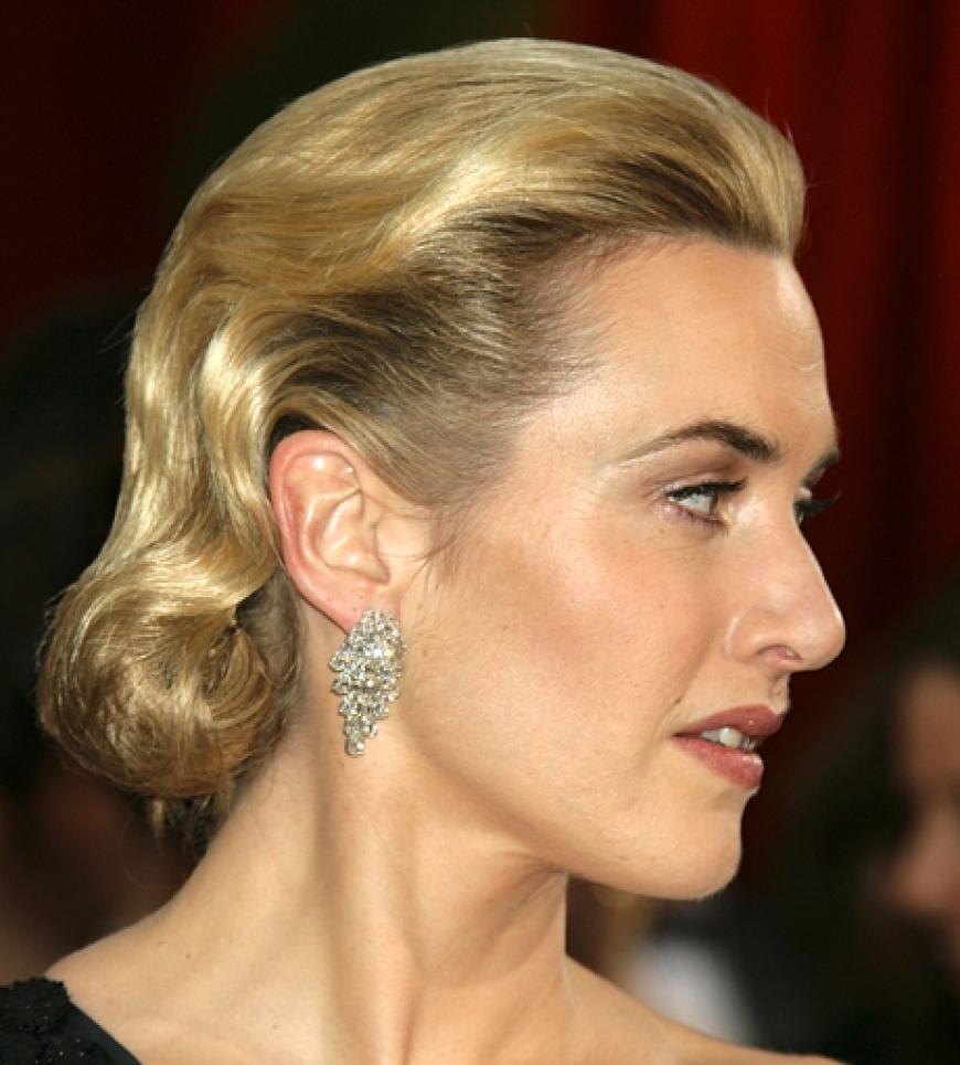 Kate Winslet trägt klassisches englisches Understatement: Eine Grace-Kelly-Frisur, Diamantarmband und passende Ohrringe von Fred Leighton