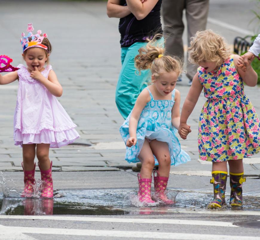 Endlich Sonne! Sarah Jessica Parkers Zwillinge Tabitha und Marion genießen auch in New York das herrliche Wetter - und vertreiben sich die Zeit mit Pfützenspringen