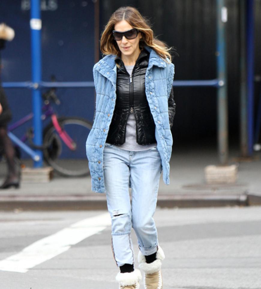 Sarah Jessica Parker ist für ihren außergewöhnlichen Stil bekannt. Sie sollte aber lieber die Sonnenbrille abnehmen, bevor sie sich anzieht.