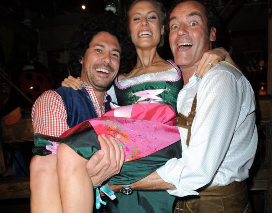 Wer nimmt hier wen auf den Arm? Boris Entrup, Alena Gerber und Thomas Ohrner haben sichtlich Spaß