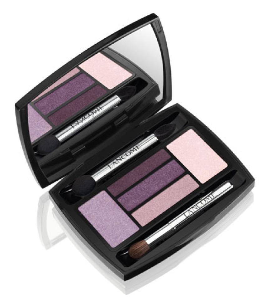 Auf den Lidern hat die 26-Jährige einen leicht glitzernen Lidschatten in Rosa. Die Lidschatten-Palette