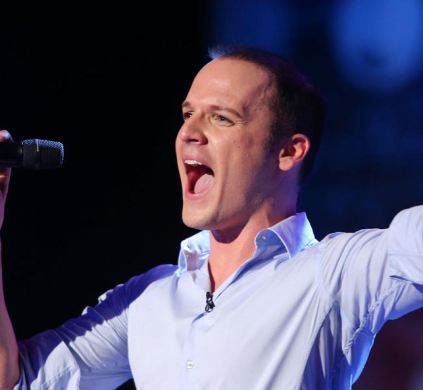 André Vasary dagegen singt alle in Grund und Boden und versetzt besonders das Publikum ins Stauen. Zur Belohnung darf er auf den Einzug ins Halb-Finale hoffen