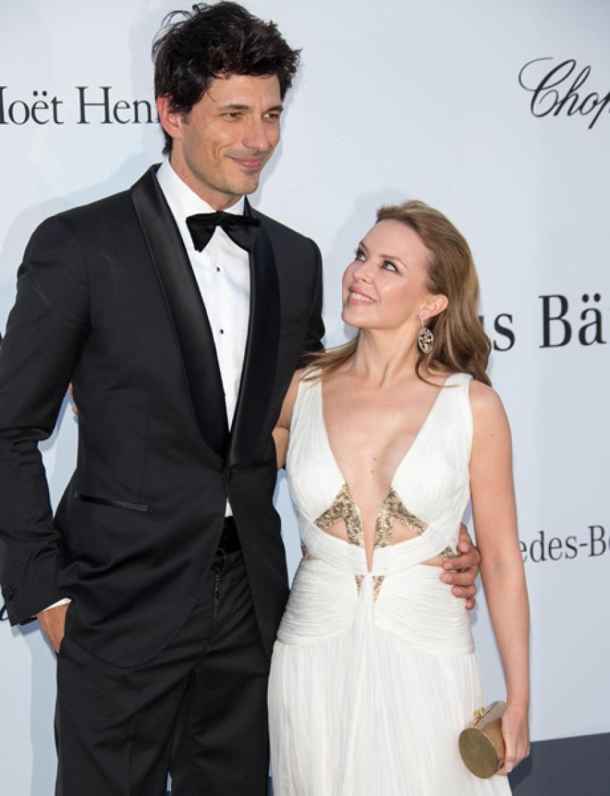 Kylie Minogue kam mit ihrem spanischen Modelfreund Andres Velencoso, zu dem die 1,65m große Sängerin aufsehen musste