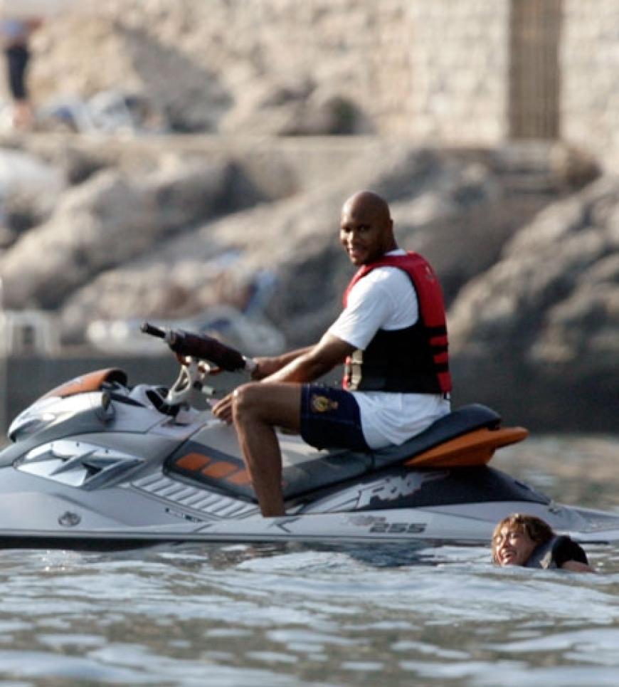Sport muss sein: Beyoncé schwimmt neben dem Jet-Ski