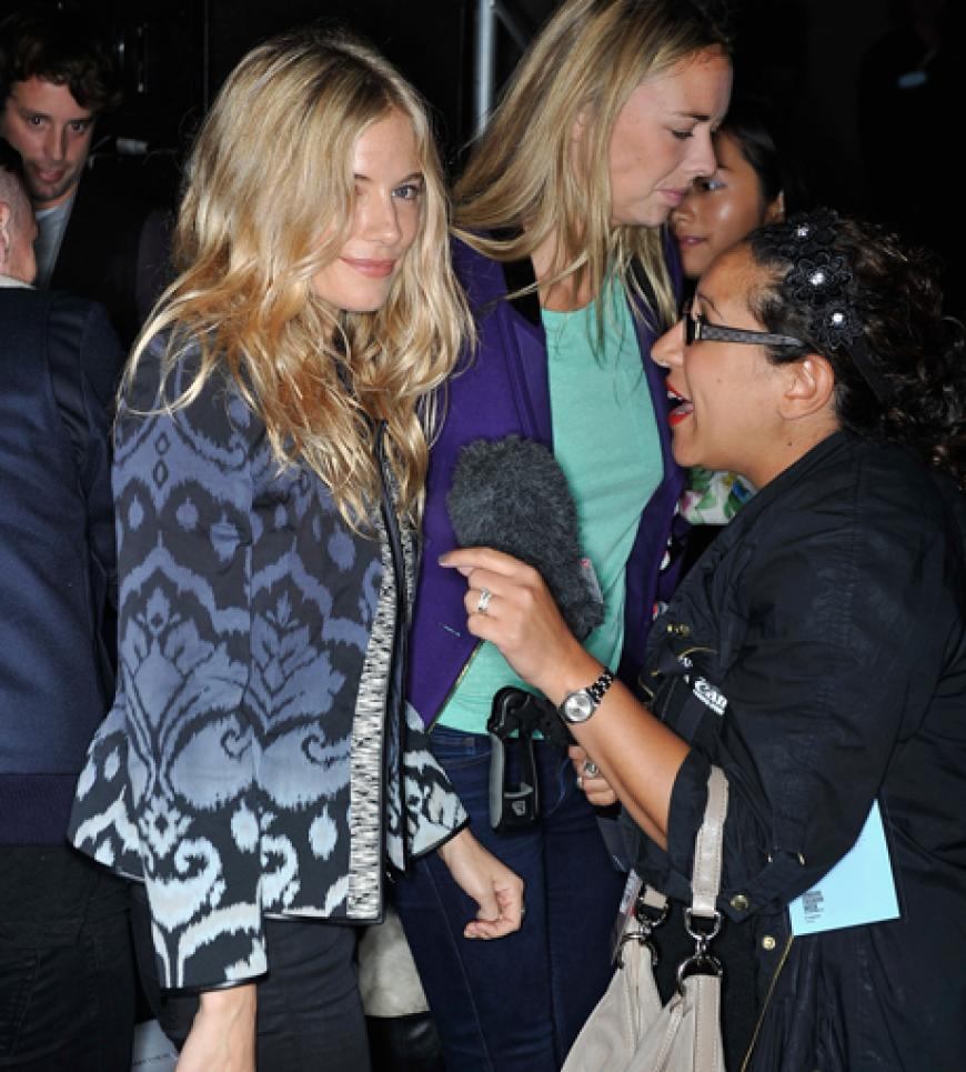 Sienna Miller nach der Show von Matthew Williamson im Interview