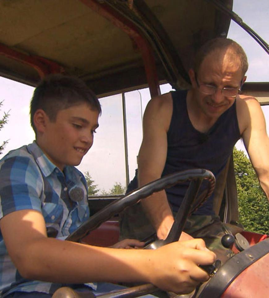Steffen macht bei Nicoles Sohn Dominik mit einer Trecker-Fahrstunde gut Wetter