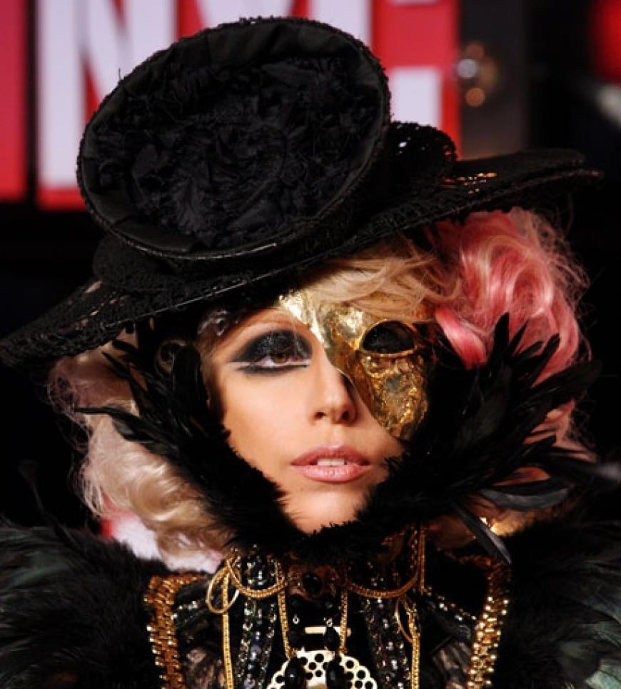 Bei nur einem Event wechselte Lady GaGa mehrmals ihr Outfit. Immer wieder überraschte sie mit gewagten Kreationen