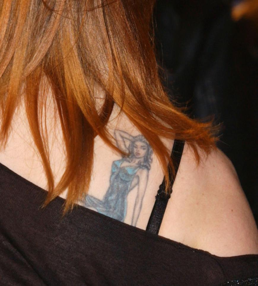 ... Rose war hatte auch eine Vorliebe für Tattoos. Heute bereut sie diese große Tätowierung auf ihrem rechten Schulterblatt