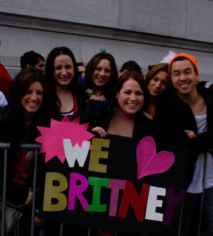 Schlangestehen für Britney Spears. Hunderte Fans warteten vor dem Studio, um die Pop-Prinzessin live zu erleben