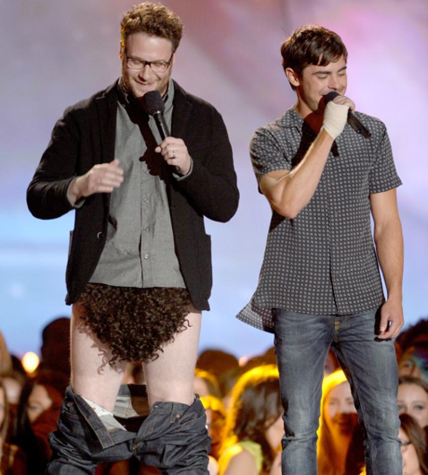 Seth Rogen ließ die Hose runter und schockt nicht nur seinen Moderationskollegen Zac Efron mit der Matte darunter ...