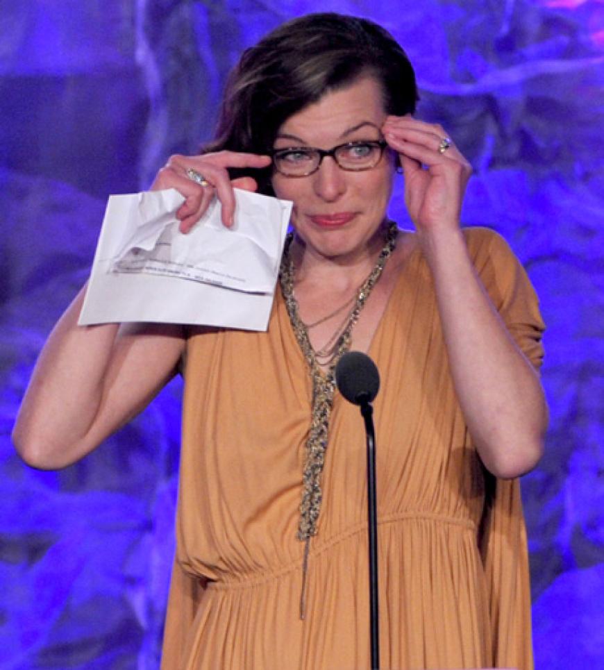 Mal ganz streberhaft mit Brille: Model und Schauspielerin Milla Jovovich