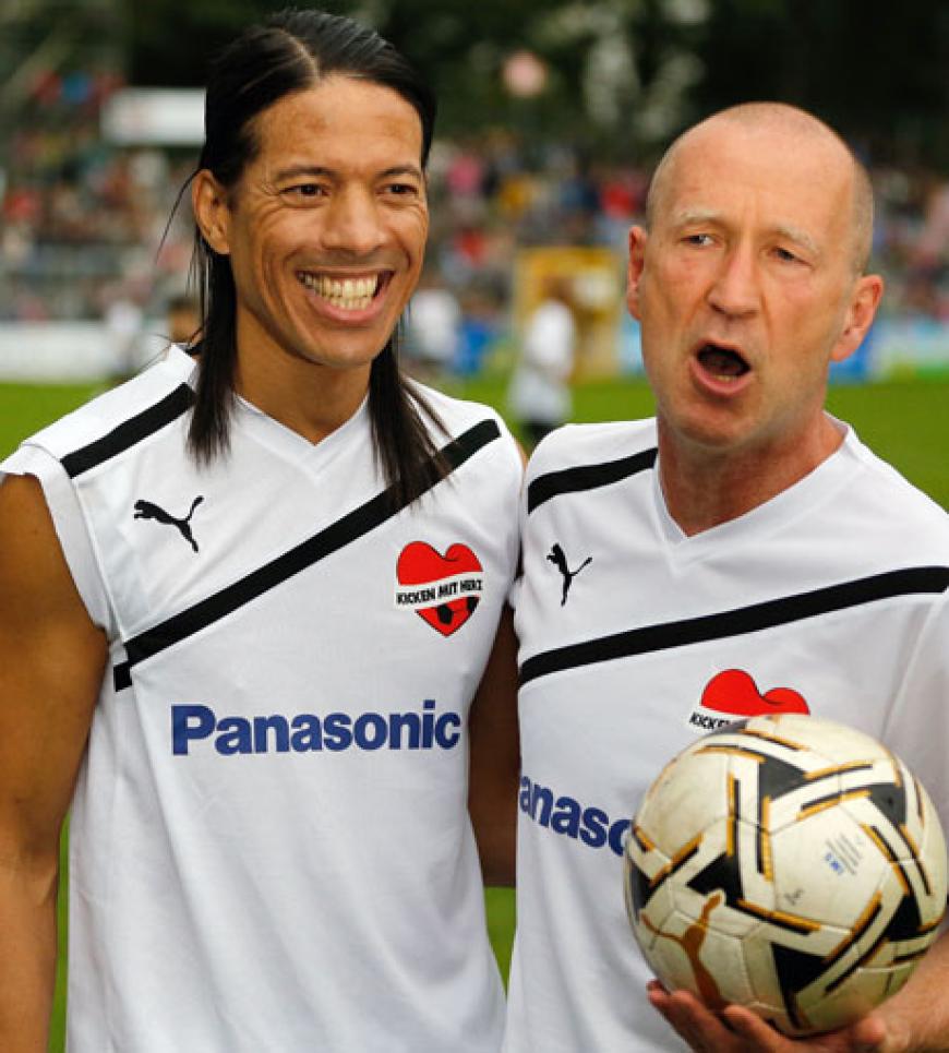 Model-Coach Jorge Gonzalez (l) und der Schauspieler Peter Lohmeyer