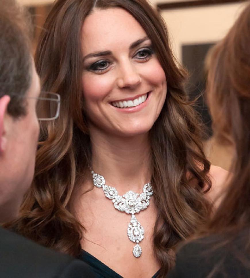 Auf einer Wohltätigkeitsgala mitte Februar strahlte Kate mit ihrem Collier um die Wette. Das stellte ihr die Queen höchstpersönlich zur Verfügung. Sie hatte es zur Hochzeit mit Prinz Philip geschenkt bekommen