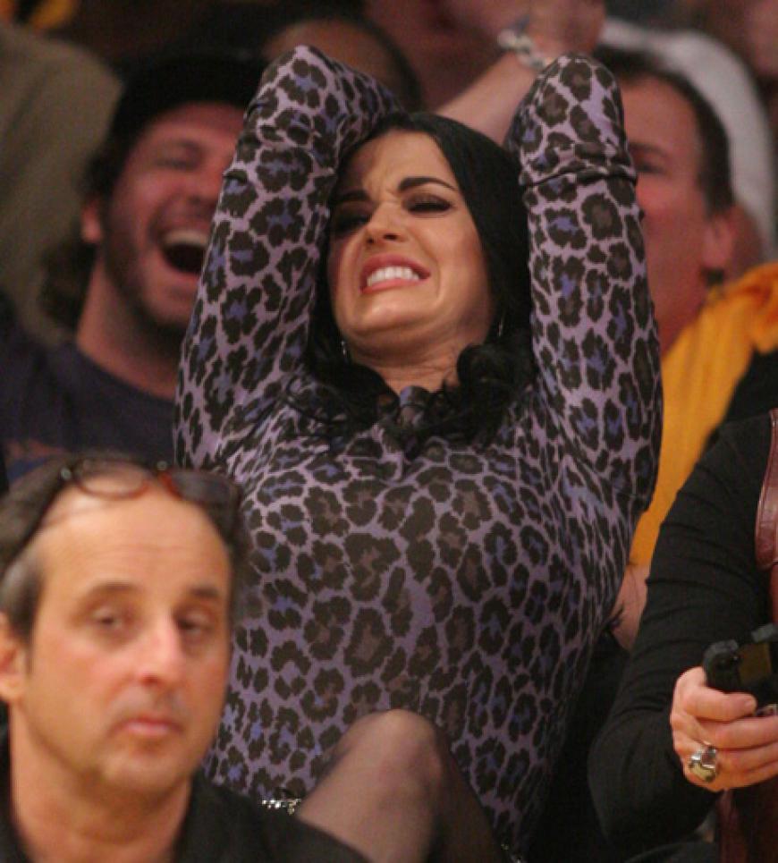 Zitterpartie: Katy Perry fiebert im Stadion mit
