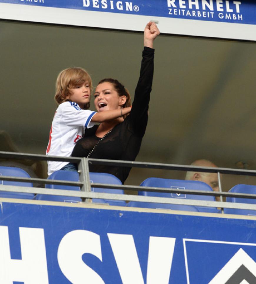 Himmelhochjauchzend, zu Tode betrübt: Während Sabia beim HSV-Sieg gegen Eintracht Braunschweig jubelt, scheint Damian van der Vaart nicht so wirklich happy zu sein