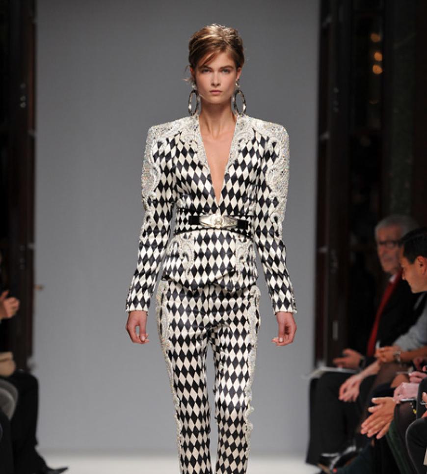 Ein bißchen erinnert der Anzug von Balmain an ein Harlequin-Kostüm. Die Message ist deutlich: schwarz-weiß dominiert den Sommer!