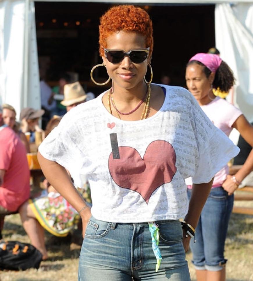 Sängerin Kelis überraschte ihre Fans mit einer raspelkurzen Frisur beim