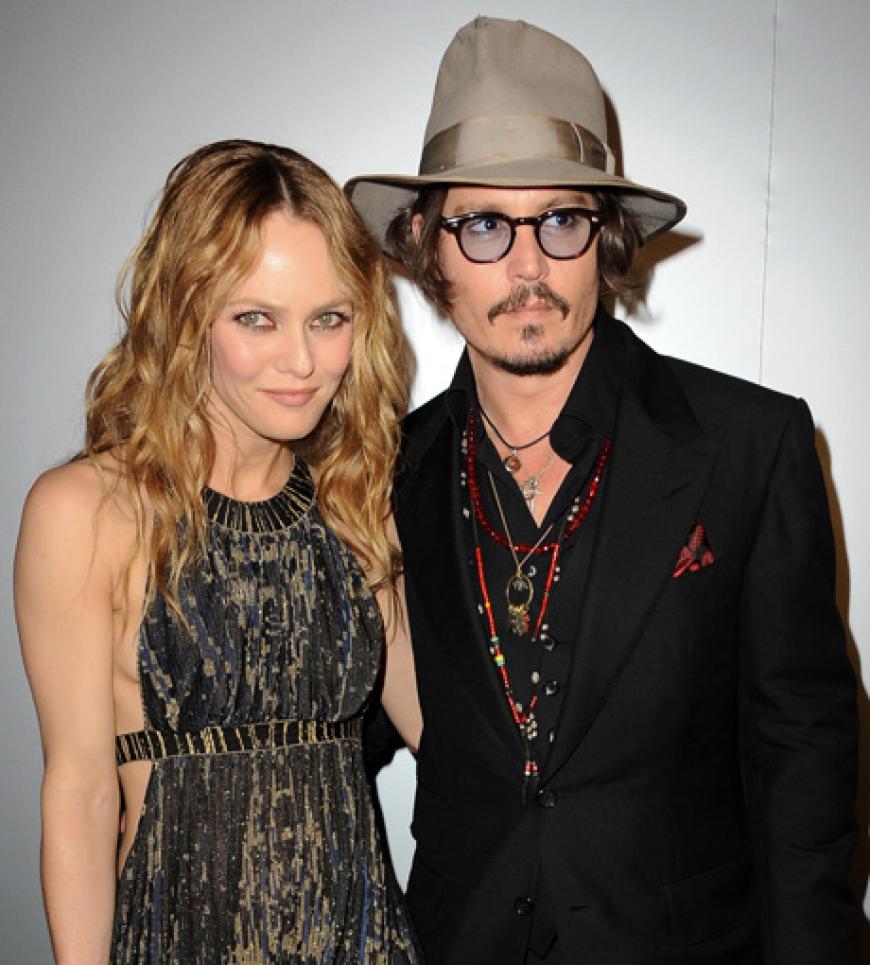 Seit 1998 waren Johnny Depp und Vanessa Paradis ein Paar und lebten mit ihren Kindern Lily-Rose und Jack zurückgezogen in Frankreich. Im Juni folgte dann die offizielle Trennung