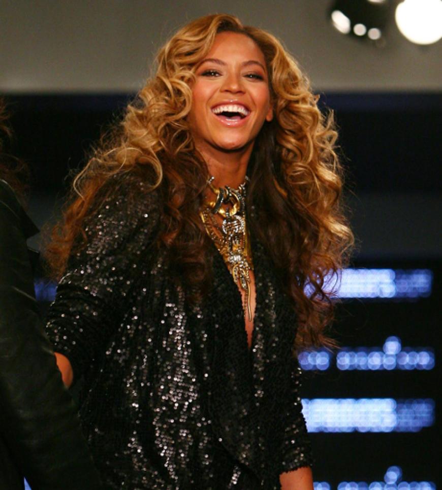Eine strahlend schöne (und schwangere) Beyoncé, eine modische Olivia Palermo aus New York und eine kritische Anna Wintour in der Front-Row: Die London Fashion Week 2011 zieht zahlreiche Promis an. Wer dabei ist - OK! hat die Bilder