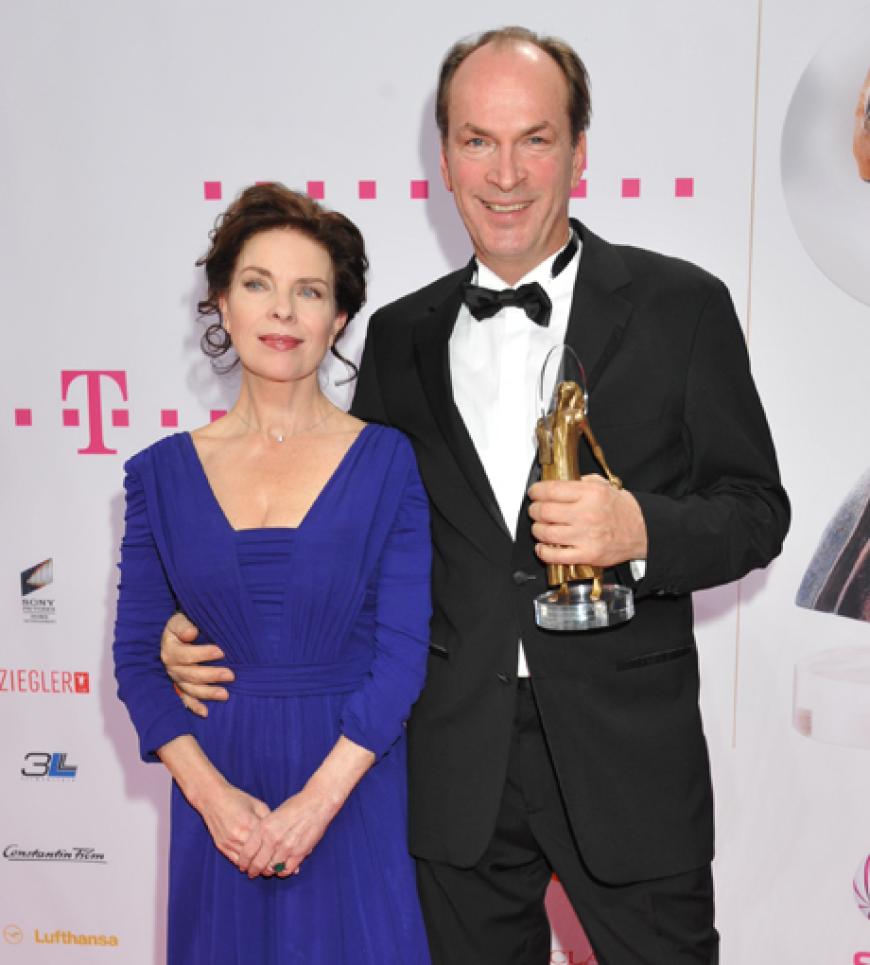 Gudrun Landgrebe gratuliert ihrem Schauspielkollegen Herbert Knaup (Schauspieler des Jahres 2011)