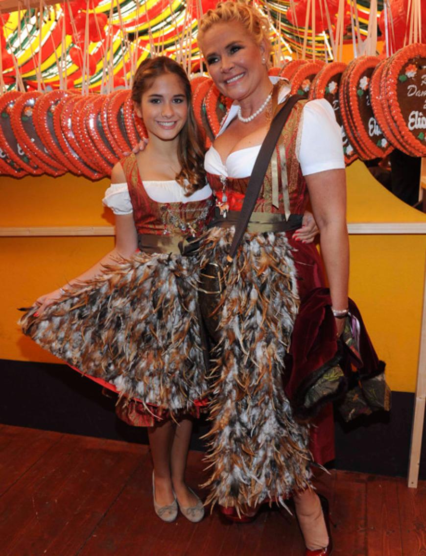 Gefiedertes Doppelpack: Claudia Effenberg mit ihrer Tochter Lucia kam zur jährlichen Damen-Wiesn von Regine Sixt
