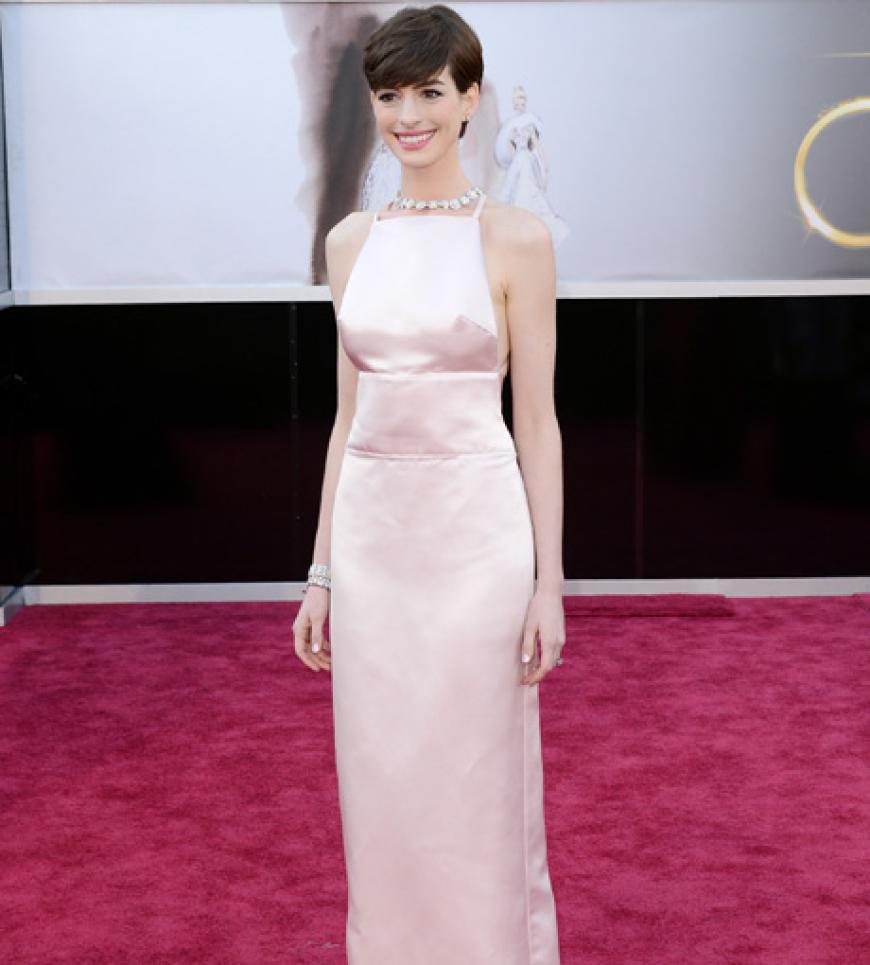 Eher umstritten war Anne Hathaways Auftritt. Das blassrosa Prada-Kleid in Schürzen-Form war einfach zu bieder´