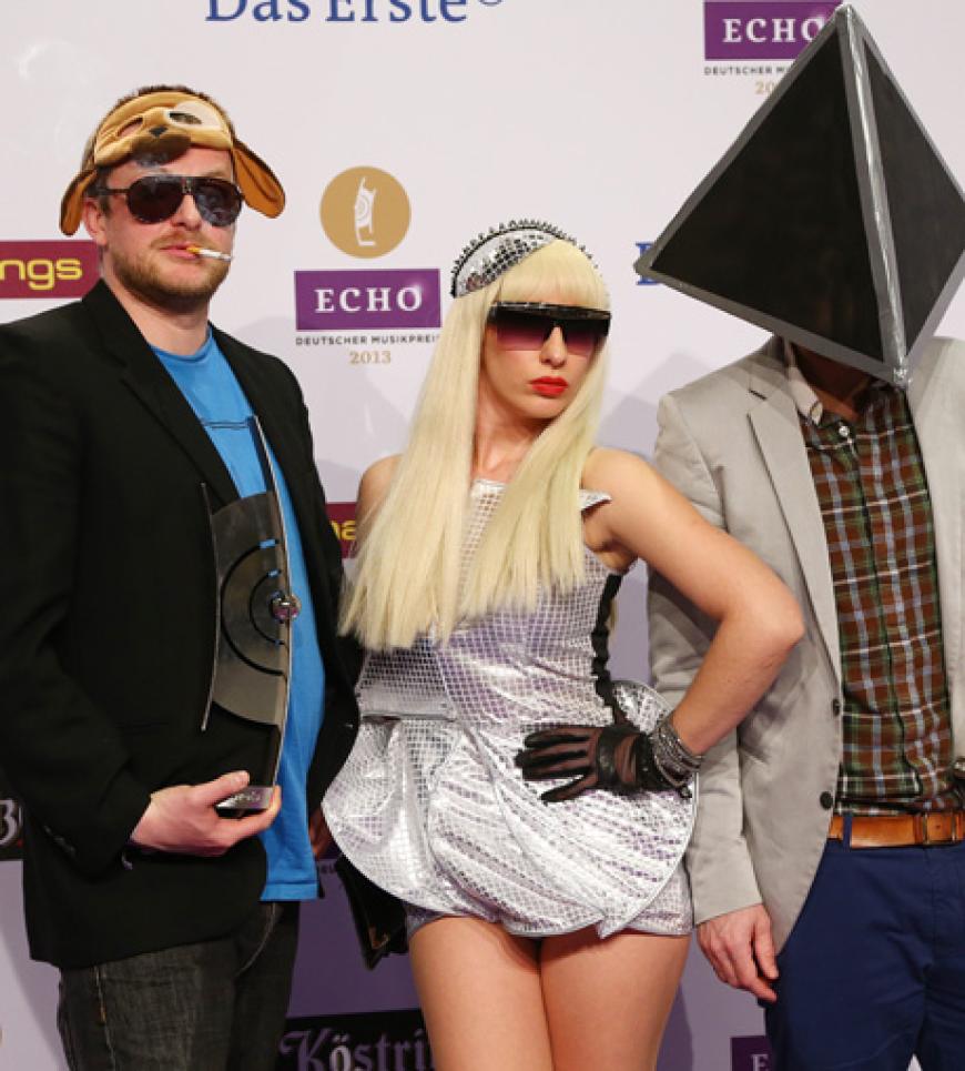Lady Gaga in Berlin? Nein, das ist nur eine Doppelgängerin, die in Begleitung der Jungs von Deichkind kam