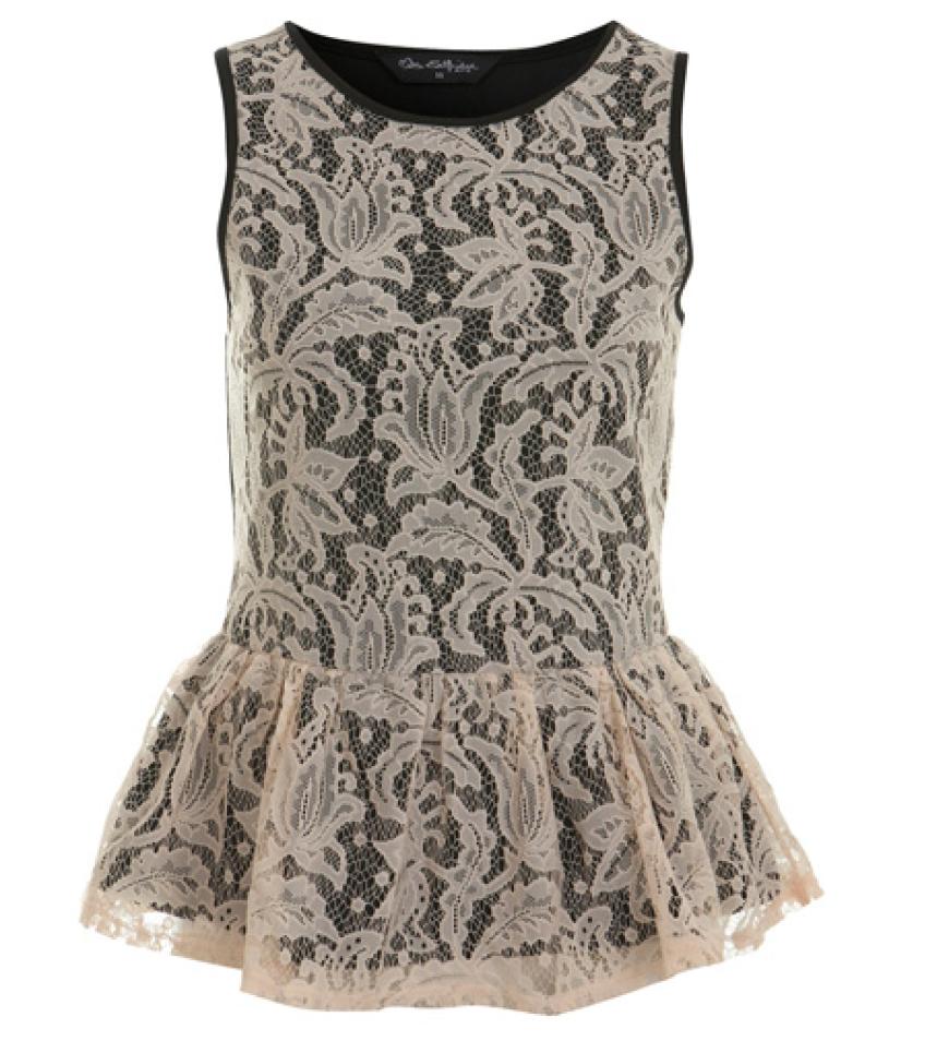 Wir stehen auf Spitze! Deshalb bestellen wir uns das Top mit Spitzenüberzug über missselfridges.com, ca. 40 Euro