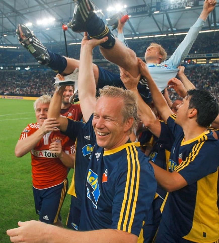Hoch lebe der Teamchef! Oliver Pocher wird auf Händen getragen