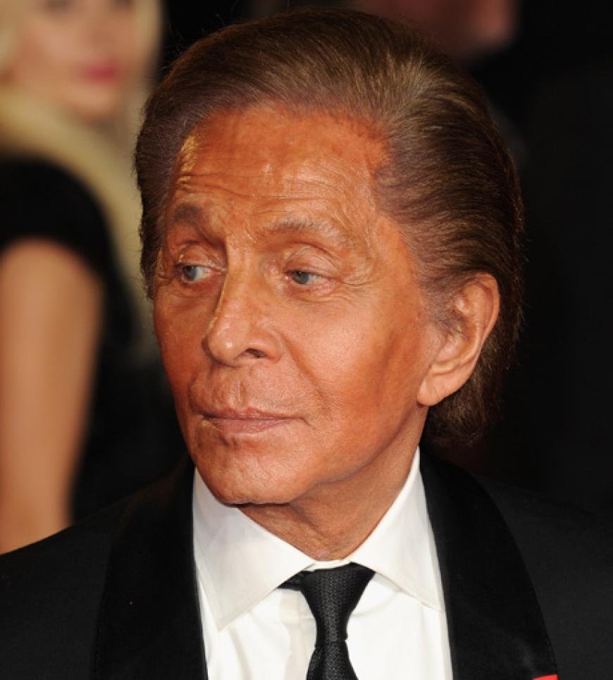 Designer Valentino mit ernster Miene