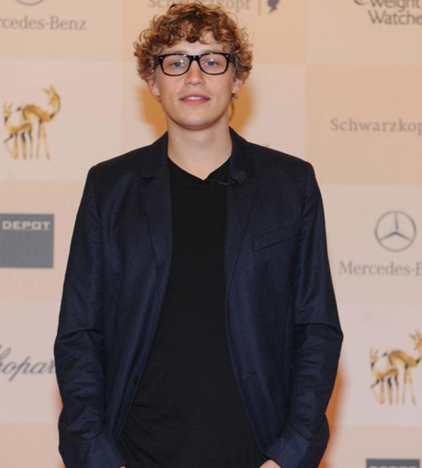 Sängerin Tim Bendzko im Streberlook mit Nerd-Brille