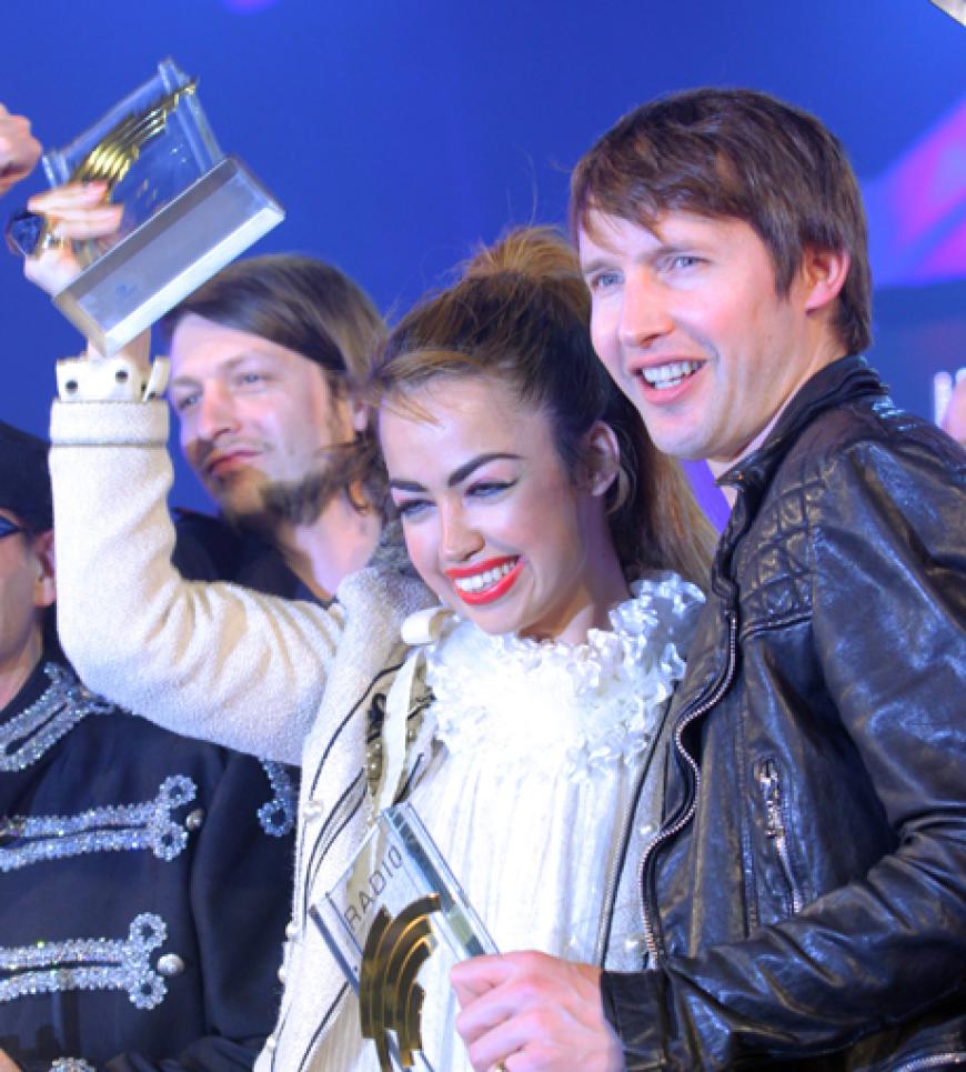 Sängerin Aura Dione und James Blunt jubeln auf der Bühne