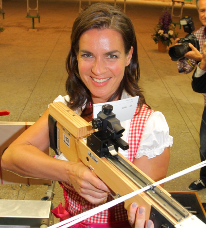Immernoch sportlich: Katarina Witt beim BMW - Armbrustschiessen im Festzelt