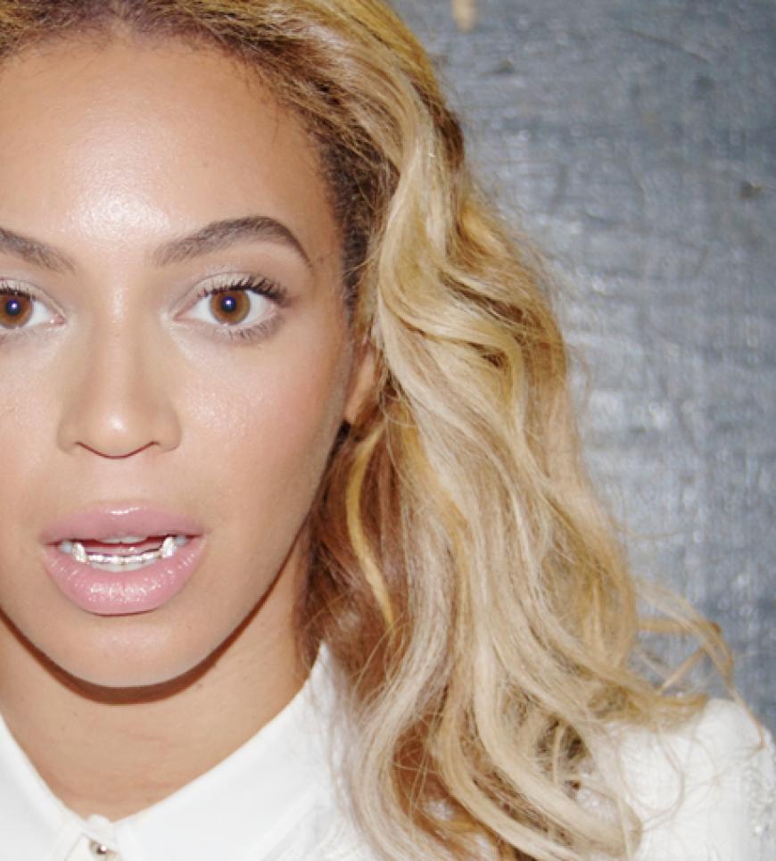 Huch ist doch noch gar nicht Halloween? Macht nichts - Beyoncé Knowles stimmt sich ein. Sie trägt Vampir-Grillz und folgt damit Justin Bieber
