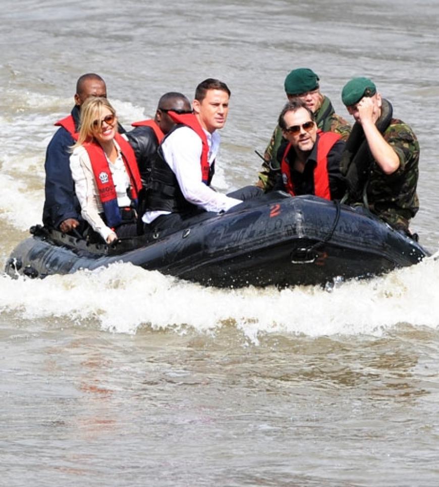 Sienna und Channing wurden mit dem Boot über die Themse gefahren