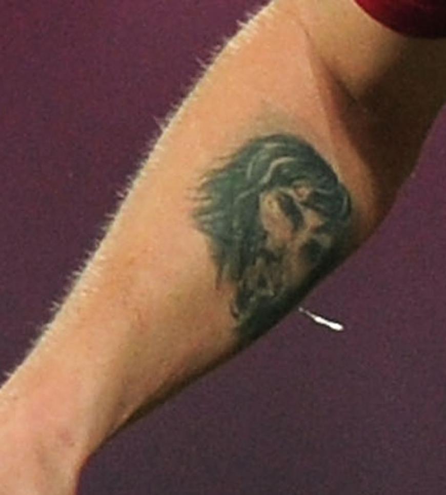 Ein auffälliiges Porträt auf dem Unterarm. Welcher Star-Kicker hat sich wohl für dieses Tattoo entschieden?