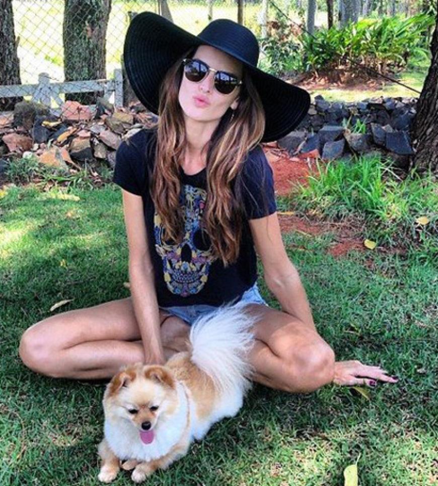 Model Izabel Goulart genießt die Weihnachtstage unter der Sonne und mit ihrem Hündchen