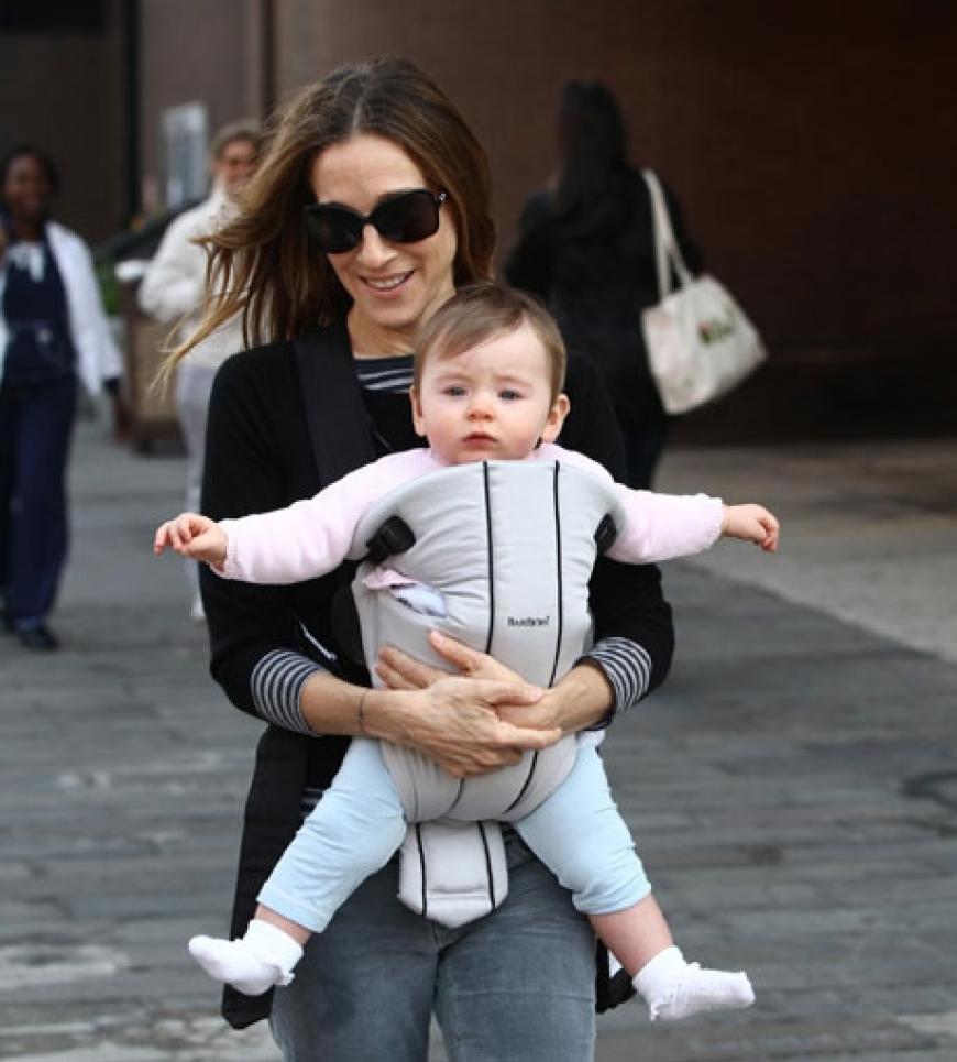 Baby Marion macht es sich in einer Brusttasche bequem