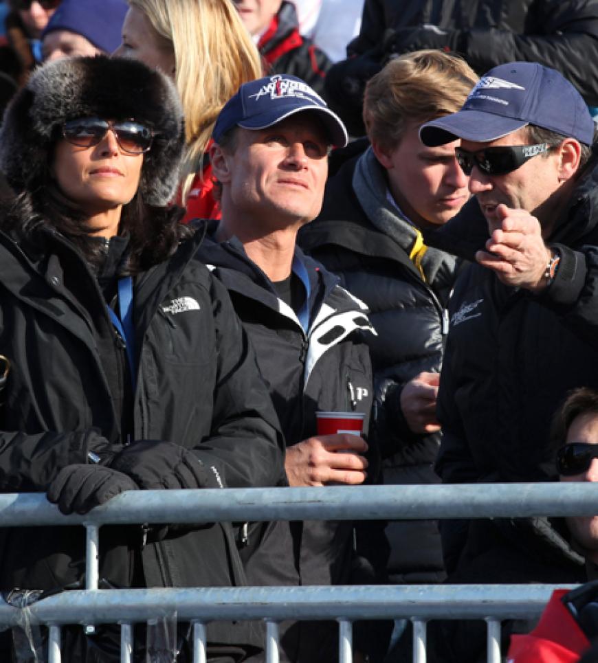 Auch viele andere Stars, wie Ex-Formel 1-Pilot David Coulthard, schauten aus nächster Nähe den Ski-Rennfahrern bei ihrer Abfahrt zu. Während dieses Events ist Kitzbühel im Ausnahmezustand