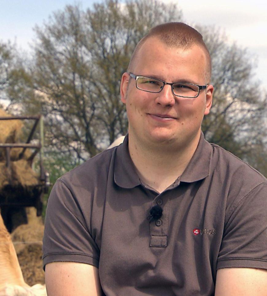 Johannes der patente Kuhbauer
Alter: 26
Johannes lebt mit seinen Eltern, Bruder und Schwägerin auf einem Hof im idyllischen Ruppiner Land.
Mit seinen 26 Jahren übernimmt der Landwirt schon viel Verantwortung. Zeit für Hobbys und Partys bleibt ihm daher kaum. schwer: âIch kann absolut keine Mädels ansprechen. Ich wüsste gar nicht, was ich sagen soll