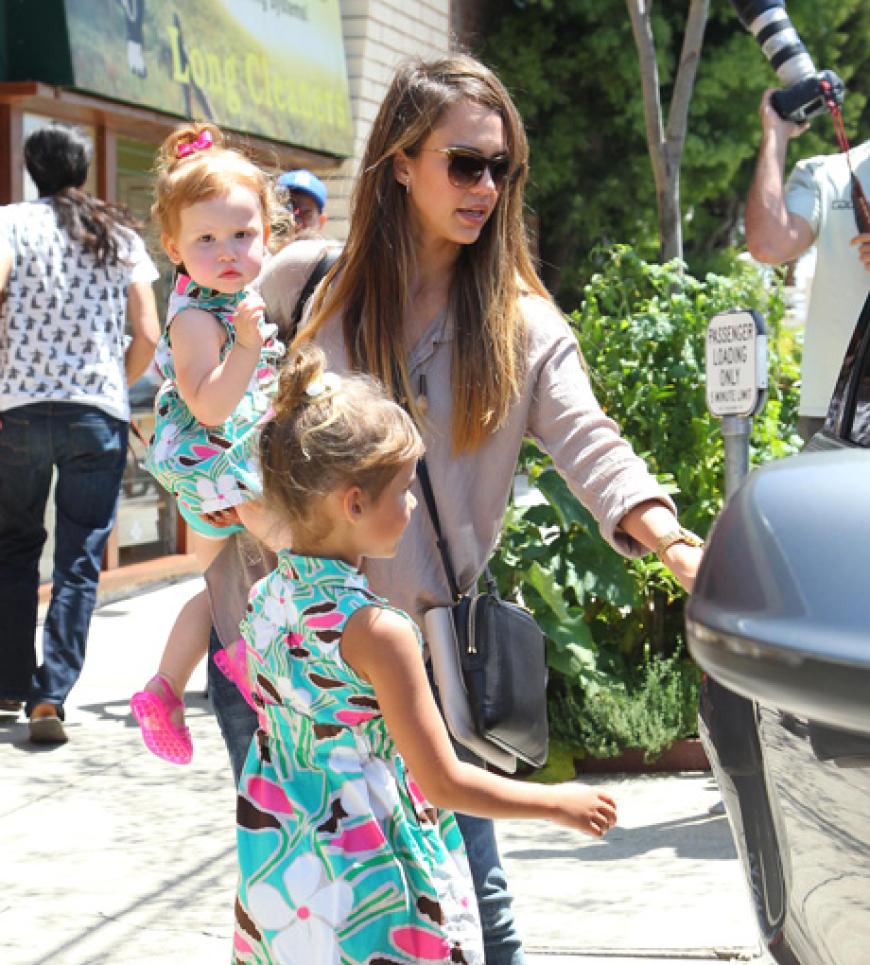 Die Kids im Partnerlook: Jessica Alba steigt mit ihren Töchtern Honor und Haven nach dem Shopping in Brentwood ins Auto